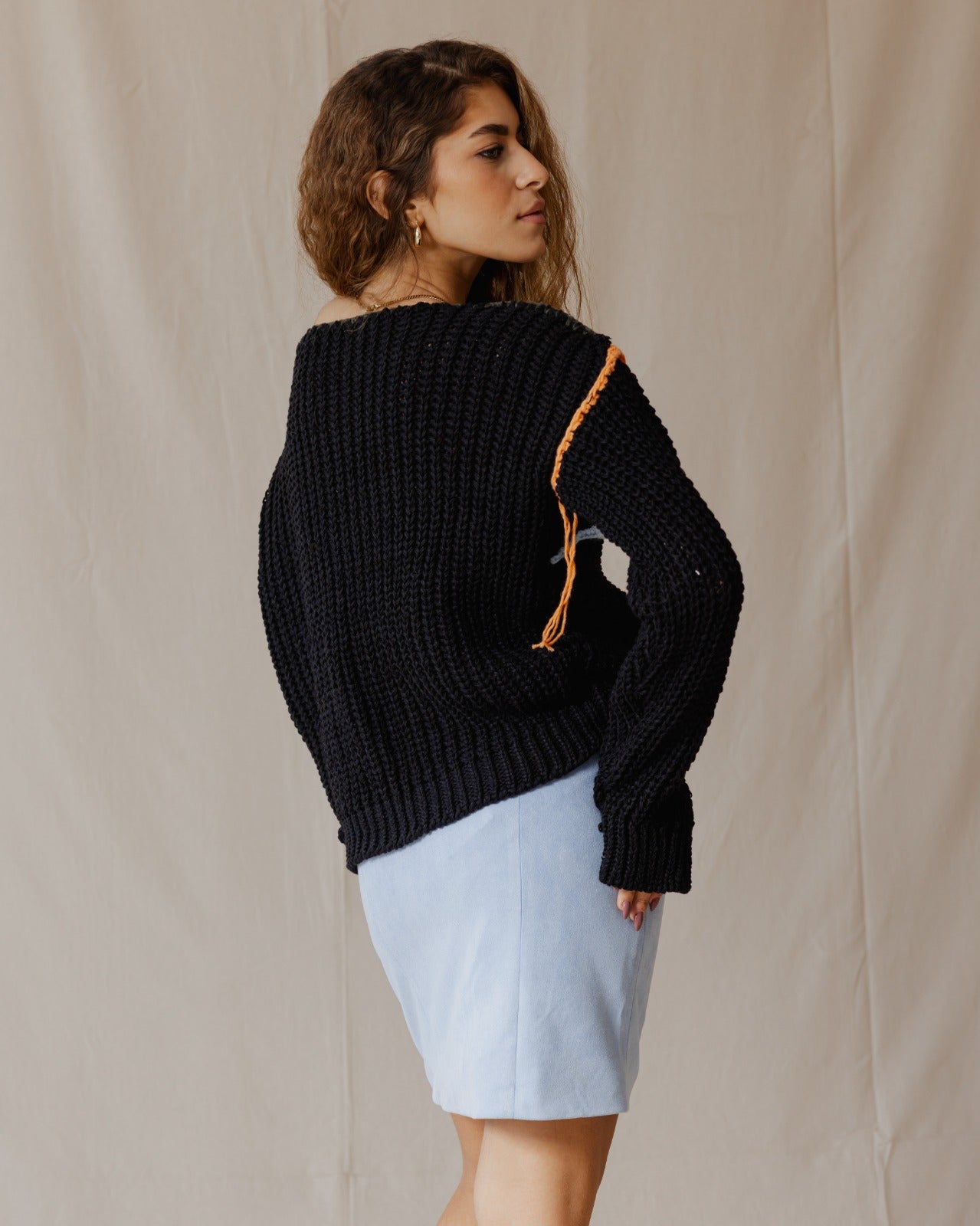 Maglione sciolto fatto a mano nero