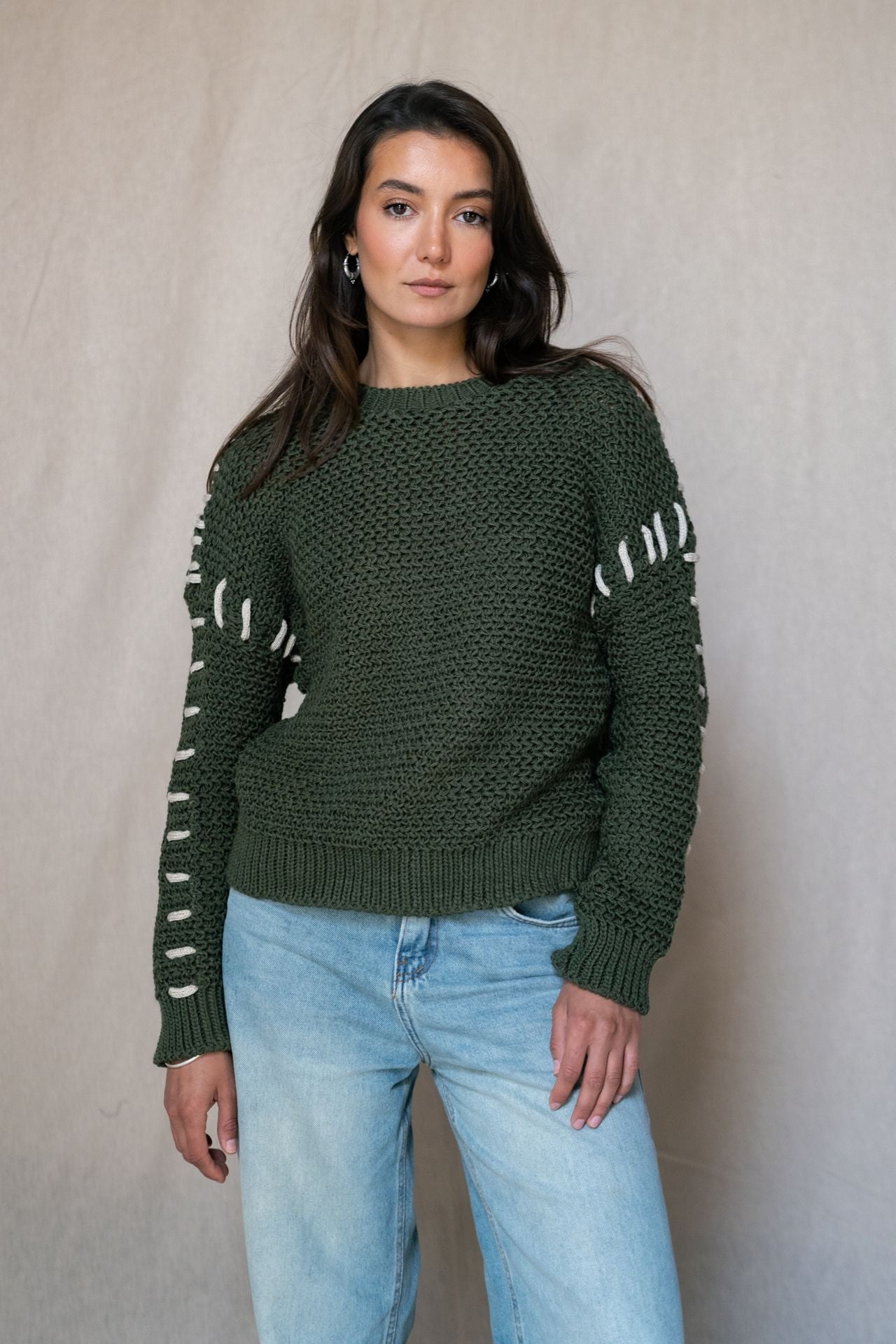 Il maglione cucito a mano Oliva