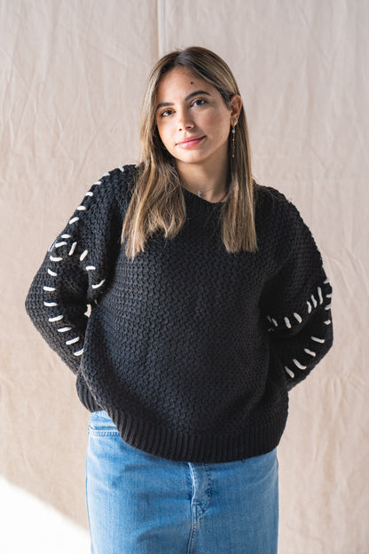 Il maglione cucito a mano nero