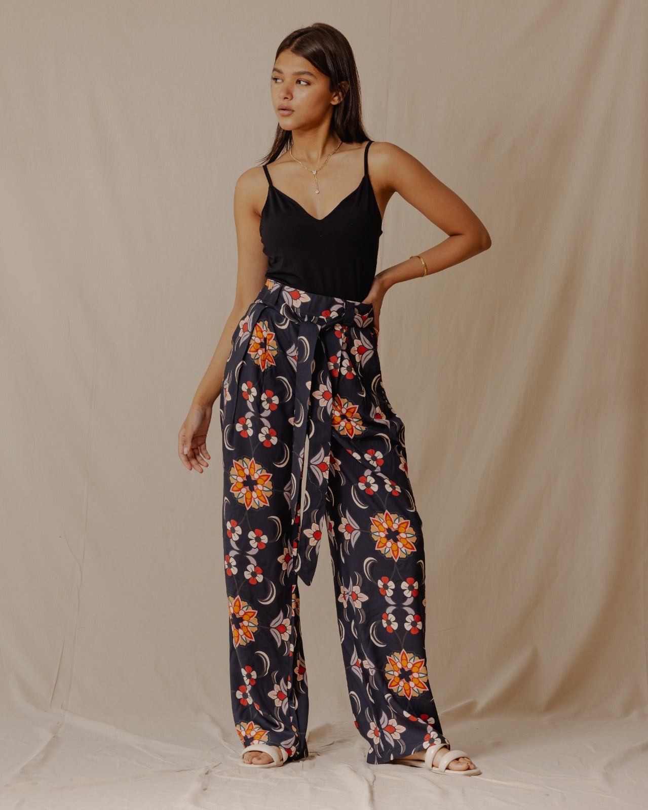 Pantaloni in cotone rosa damascato nero