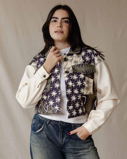 Jaqueta cropped eclética com estampa bege