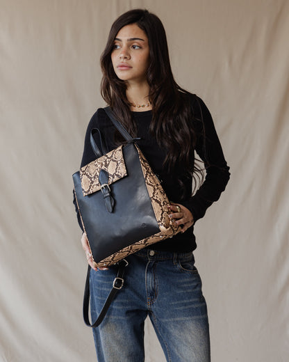 Mochila rectangular de piel de serpiente marrón