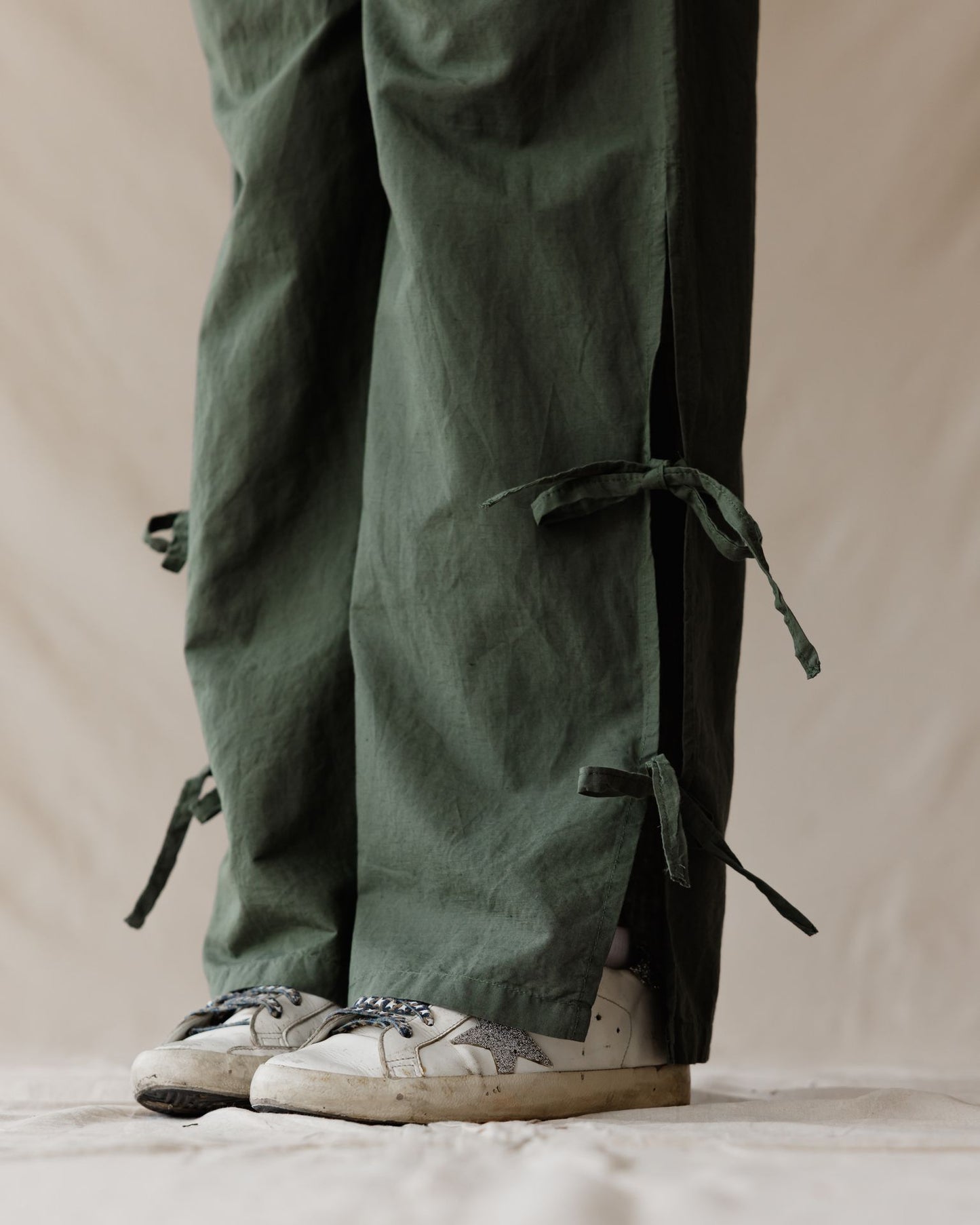 Olivgrüne Leinenhose mit seitlicher Schnürung