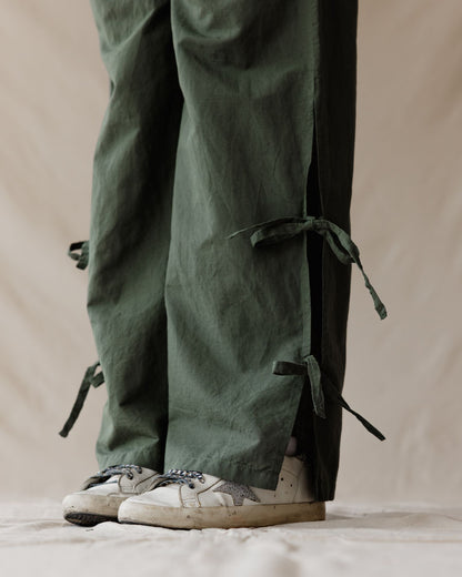 Olivgrüne Leinenhose mit seitlicher Schnürung