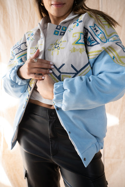 Die zeitlose Bomberjacke Baby Blau