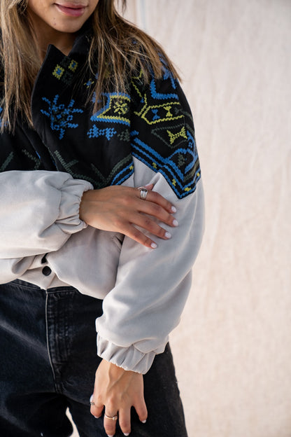 La chaqueta bomber atemporal de color blanco roto