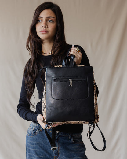 Mochila rectangular de piel de serpiente marrón