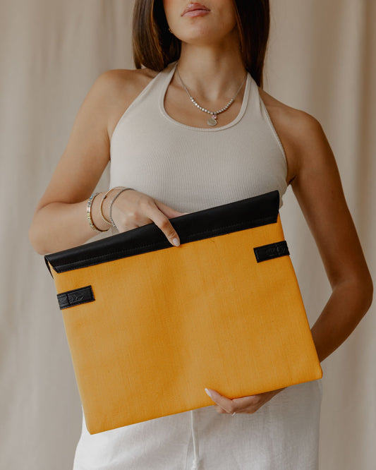 Aztec Laptop Sleeve em amarelo