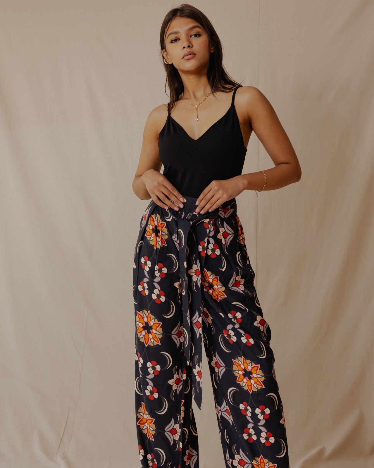 Pantaloni in cotone rosa damascato nero