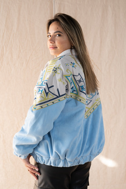 Die zeitlose Bomberjacke Baby Blau