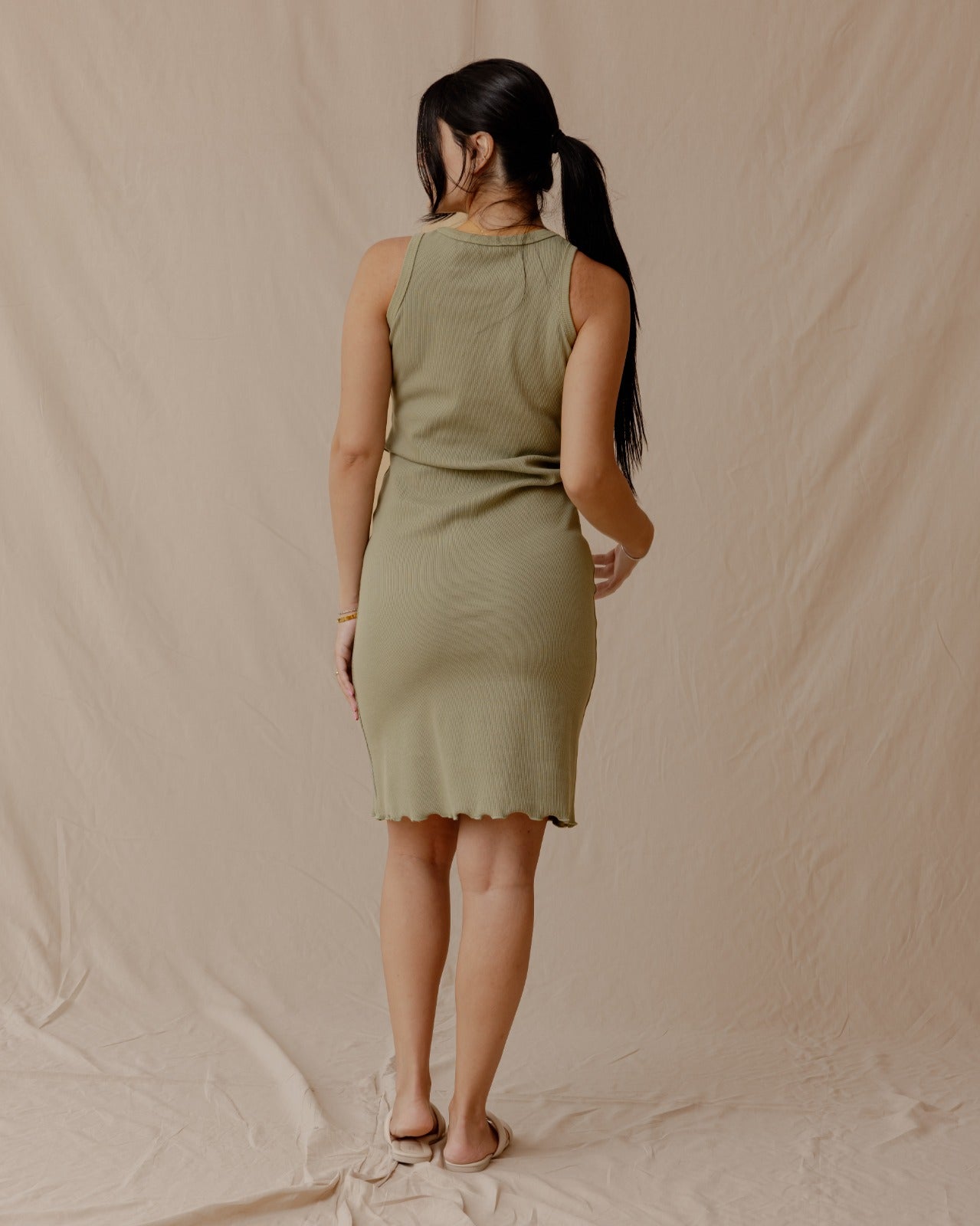 Abito aderente con coulisse oliva