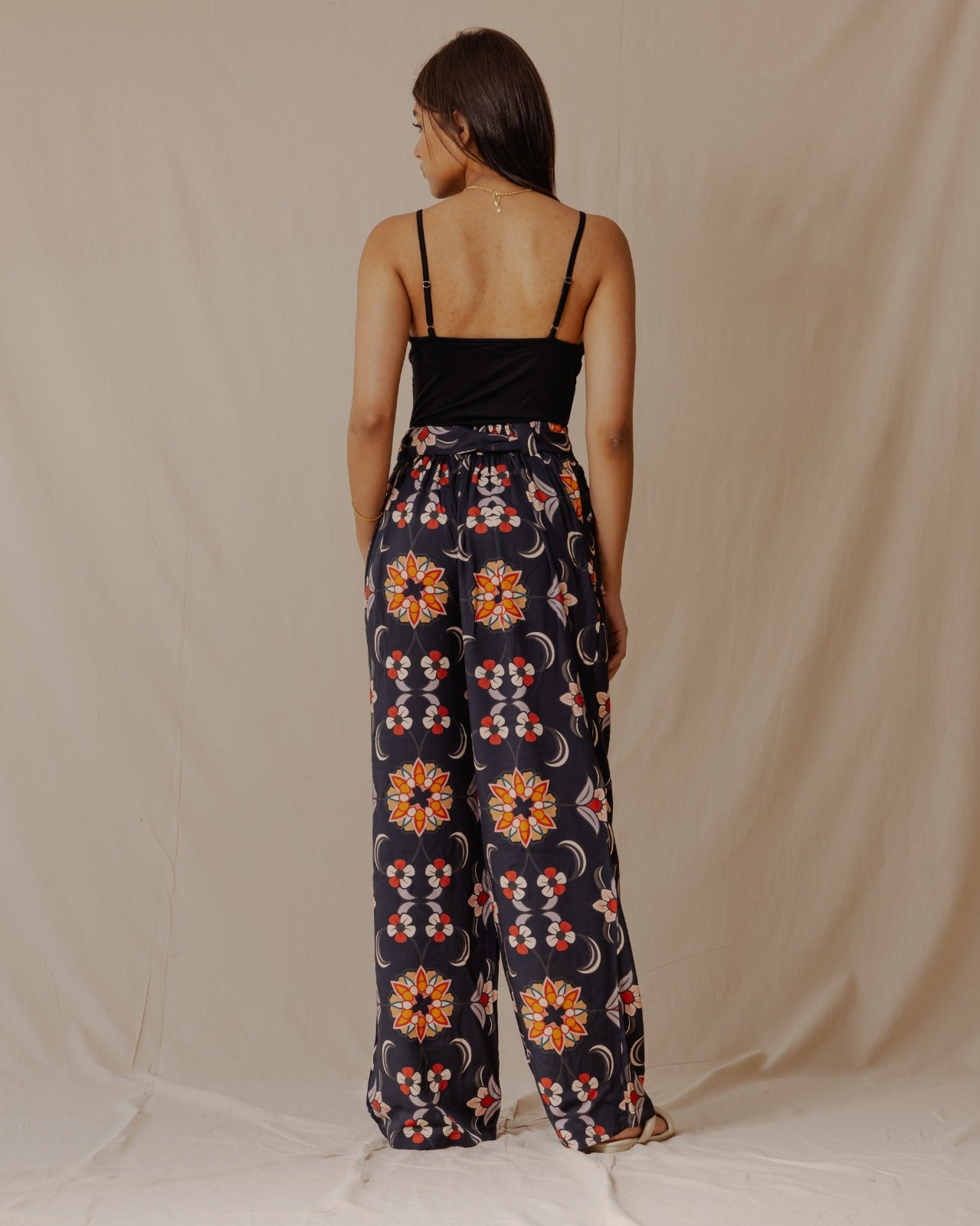 Pantaloni in cotone rosa damascato nero