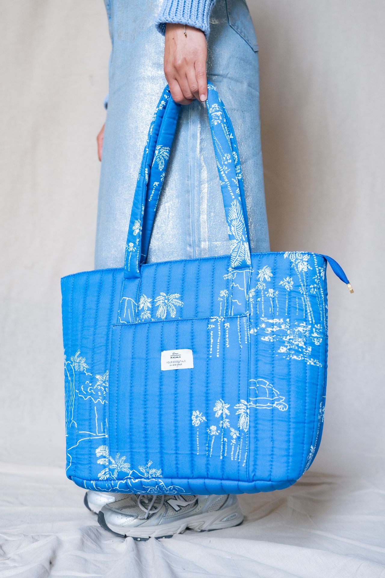 Bolso de mano acolchado con palmeras blancas