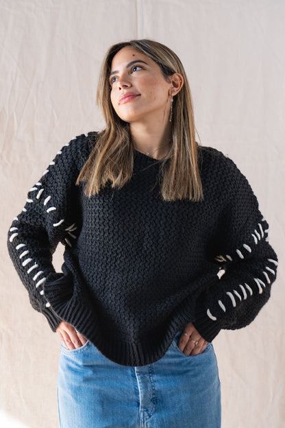 Il maglione cucito a mano nero