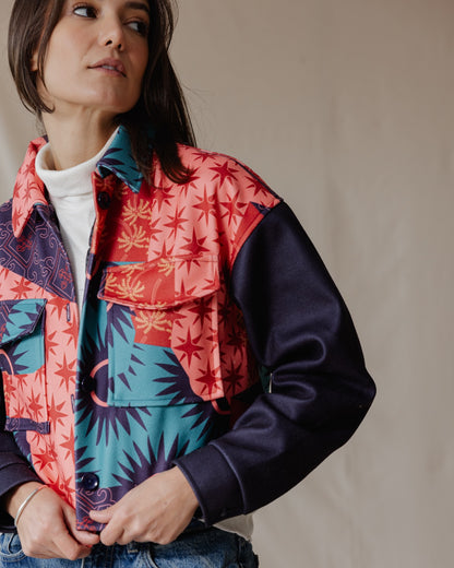 Veste courte à imprimé éclectique