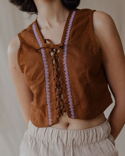 Gilet intrecciato e intrecciato cammello