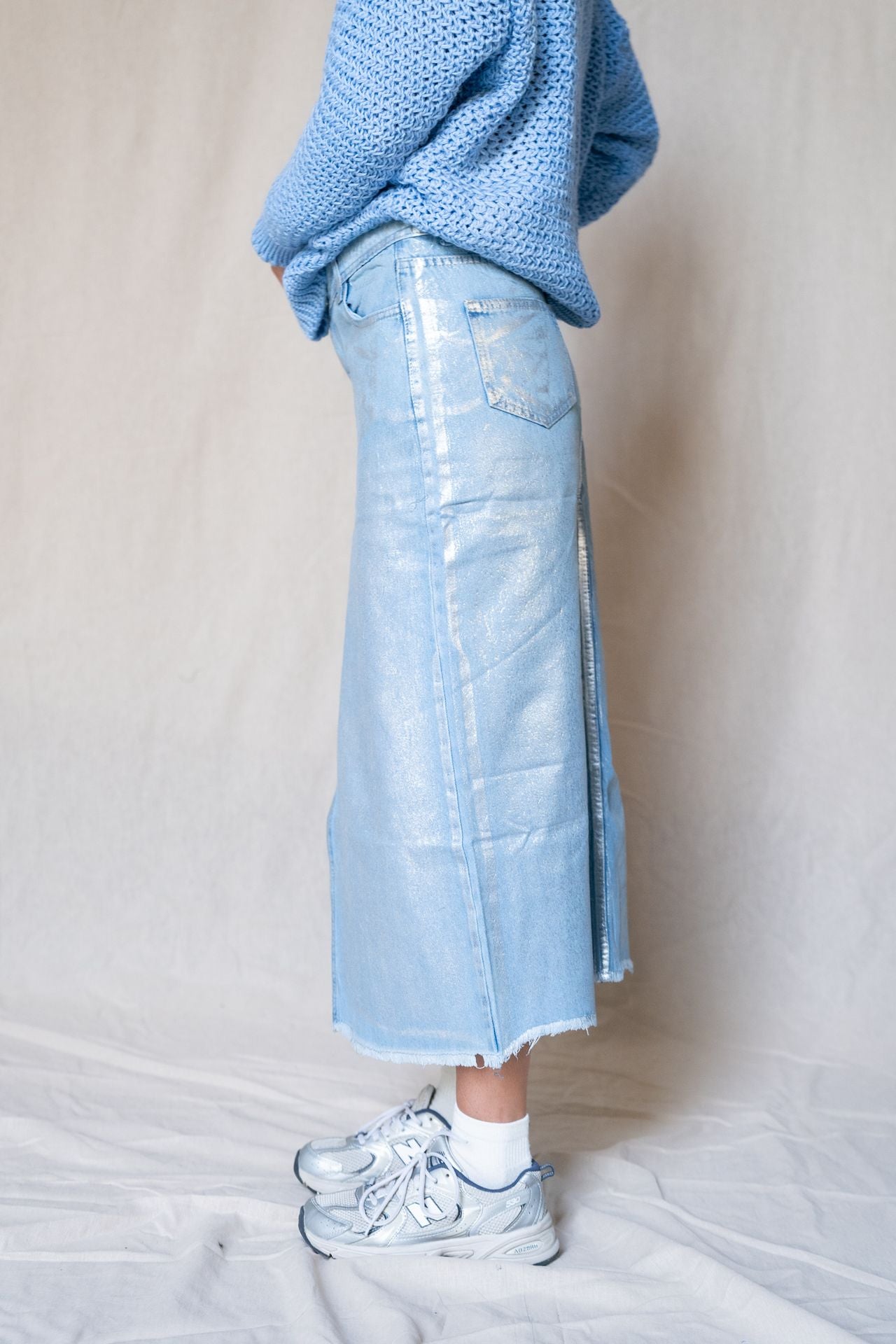 Gonna in denim metallizzato con spacco