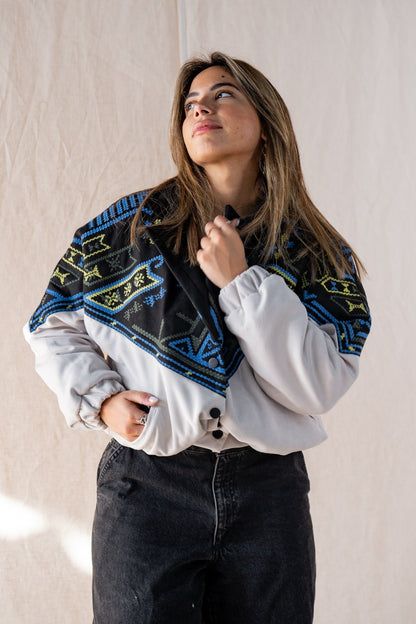 La chaqueta bomber atemporal de color blanco roto