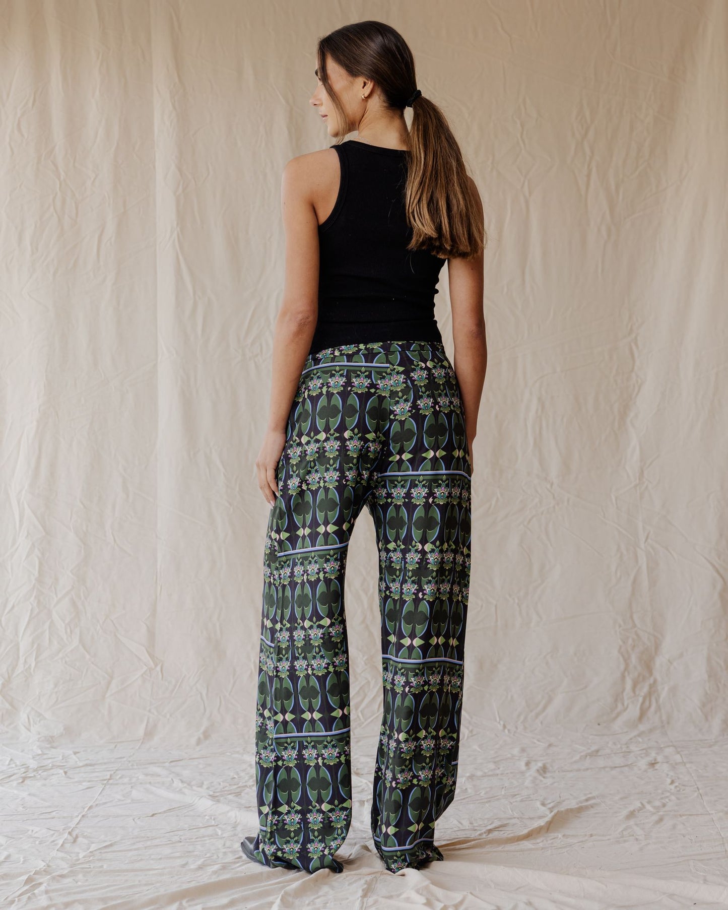 Vibraciones Indias con Pantalones Verdes