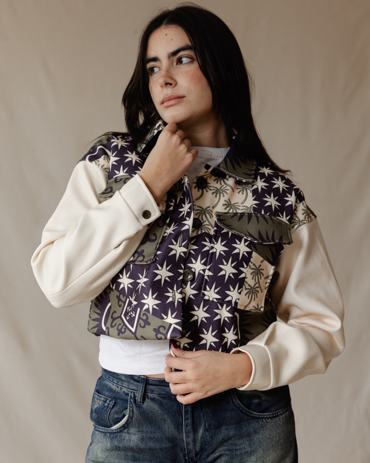 Veste courte à imprimé éclectique beige