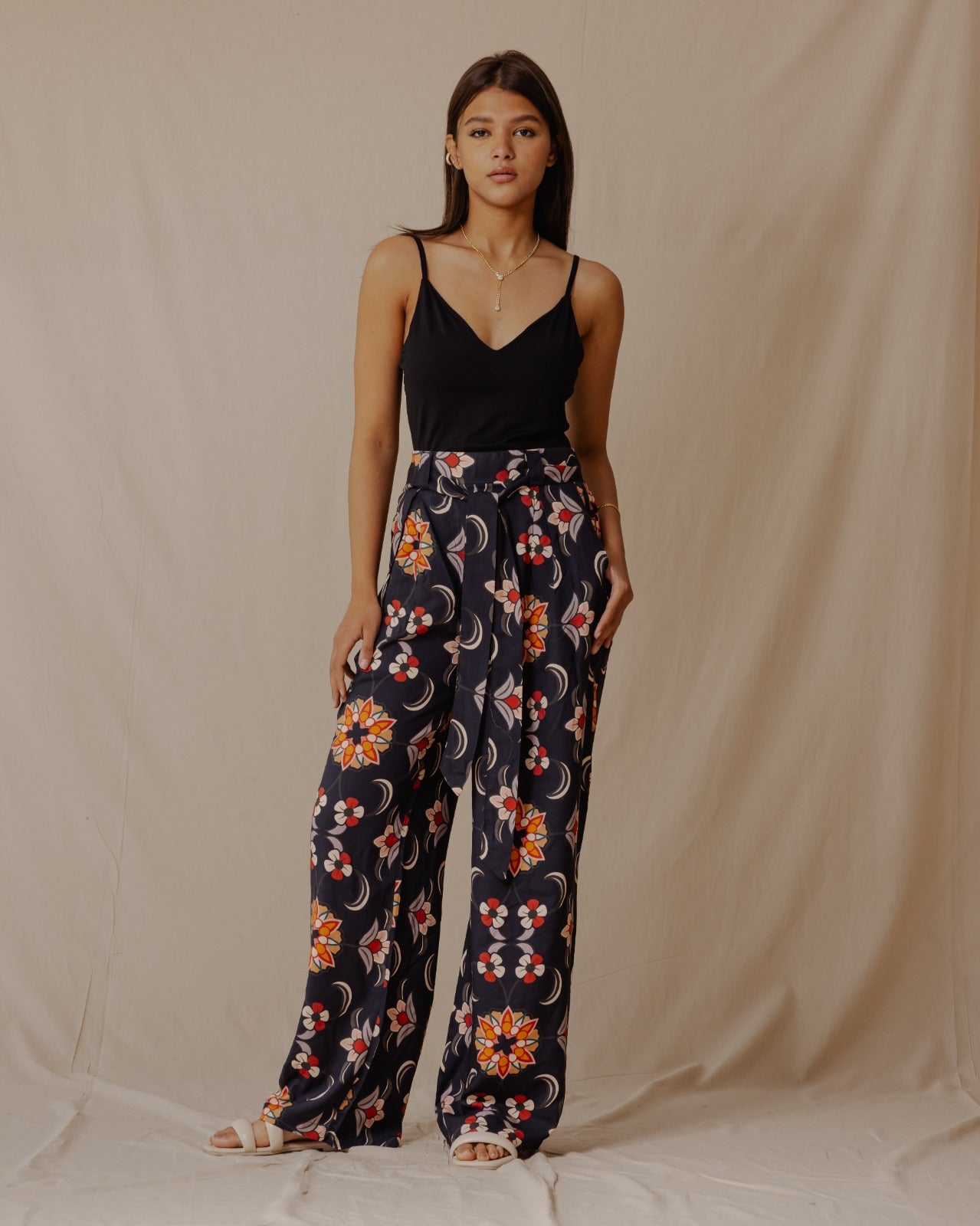 Pantaloni in cotone rosa damascato nero