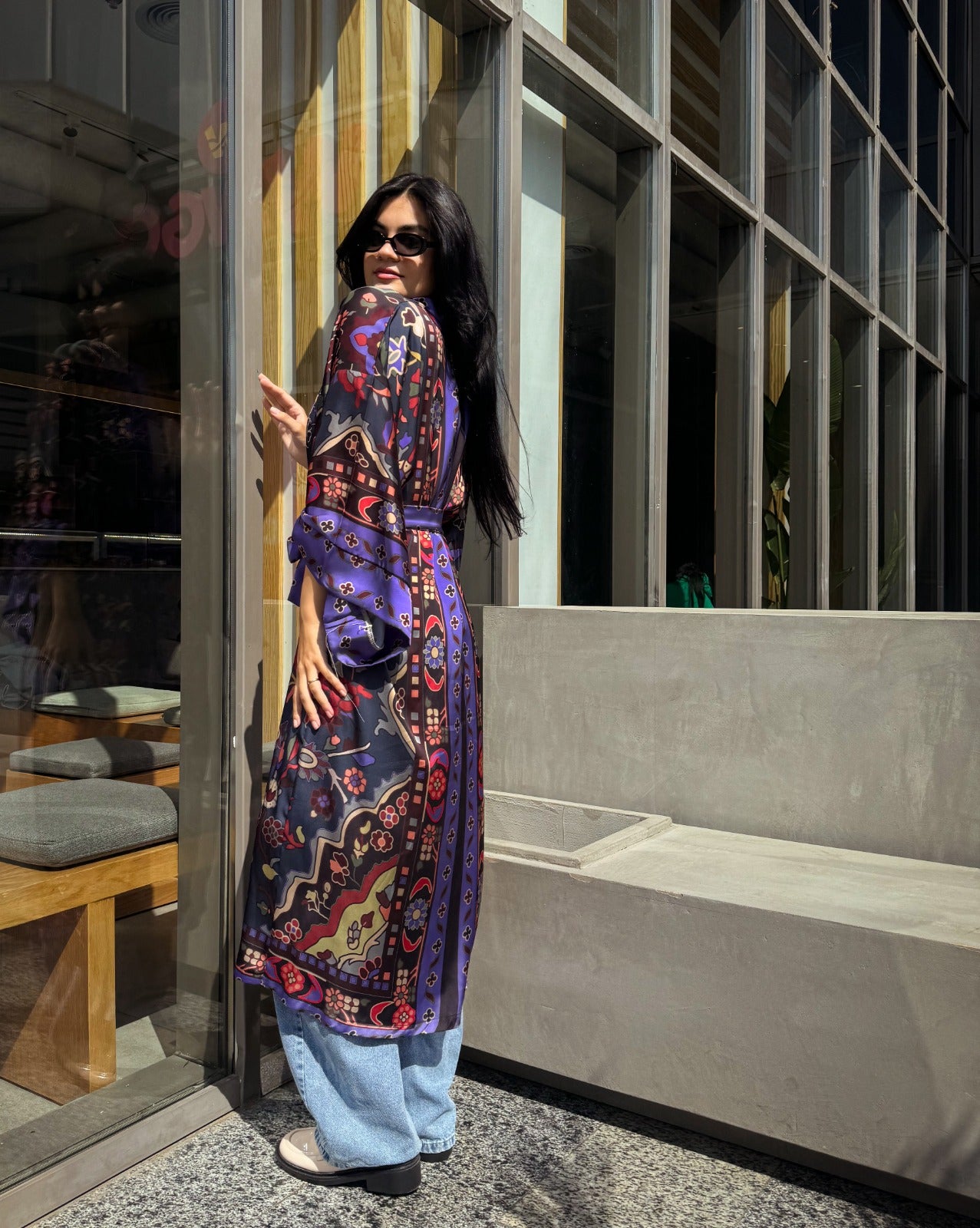Kimono de cetim Azadeh em azul-petróleo