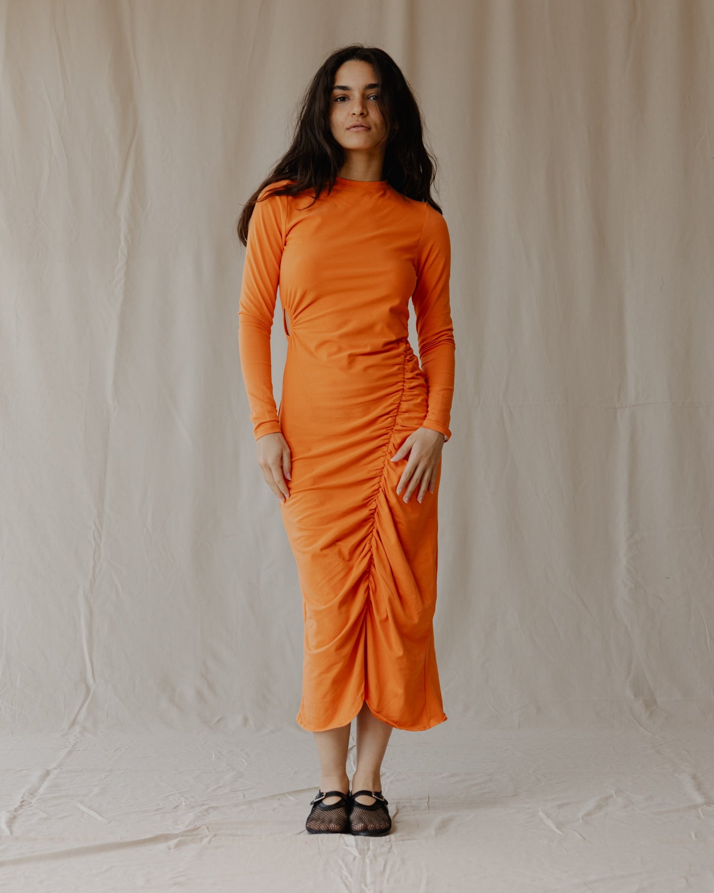 Vestido fruncido en color naranja