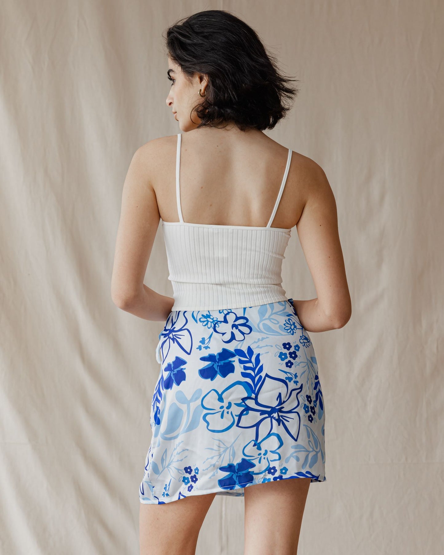 Minigonna avvolgente con petali smerigliati