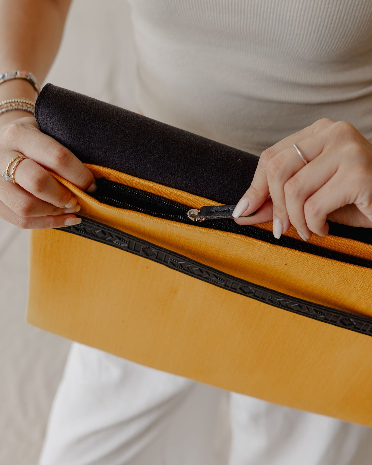 Aztec Laptop Sleeve em amarelo