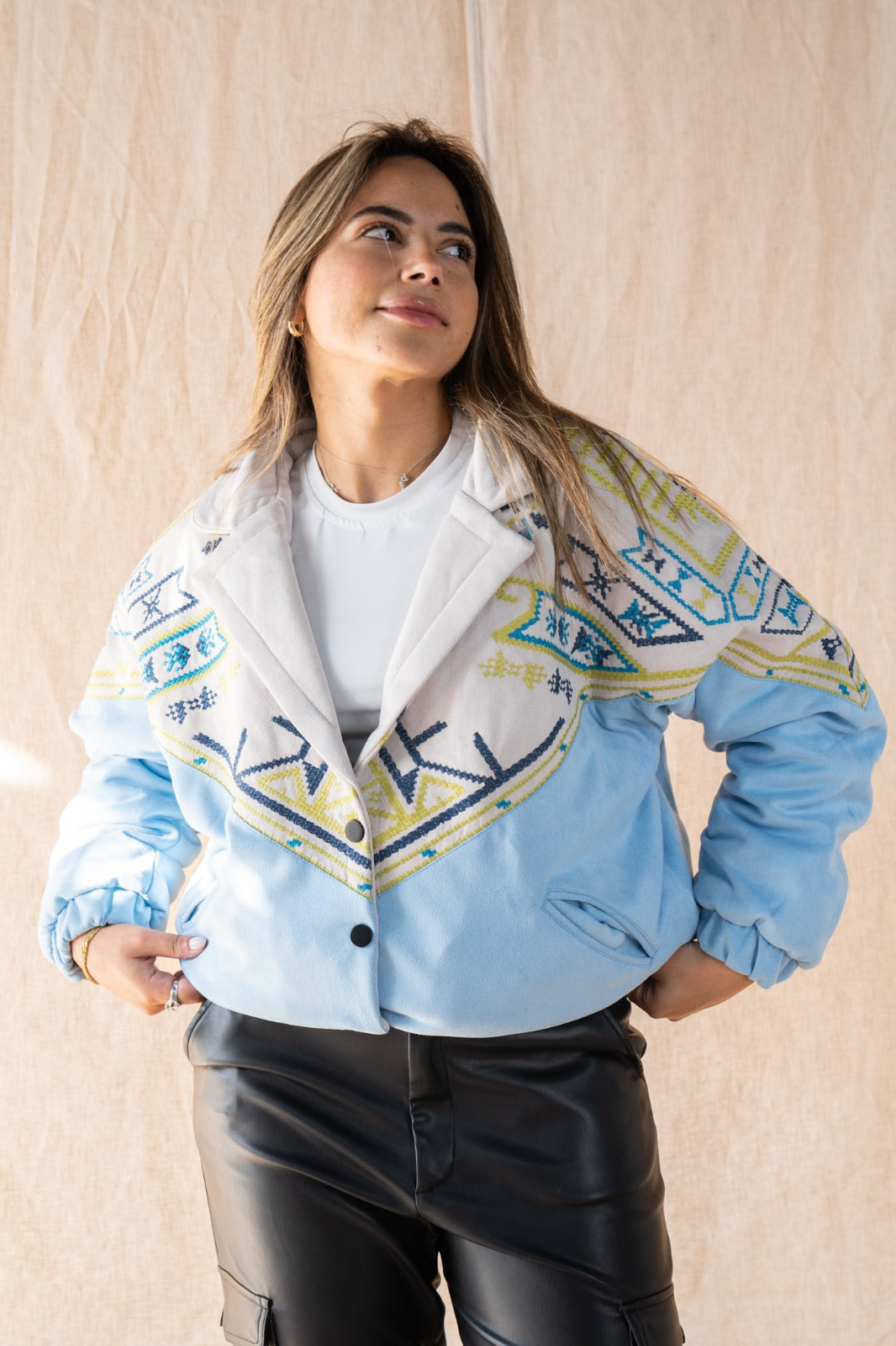 Die zeitlose Bomberjacke Baby Blau