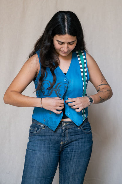 Chaleco azul con dijes de abubilla