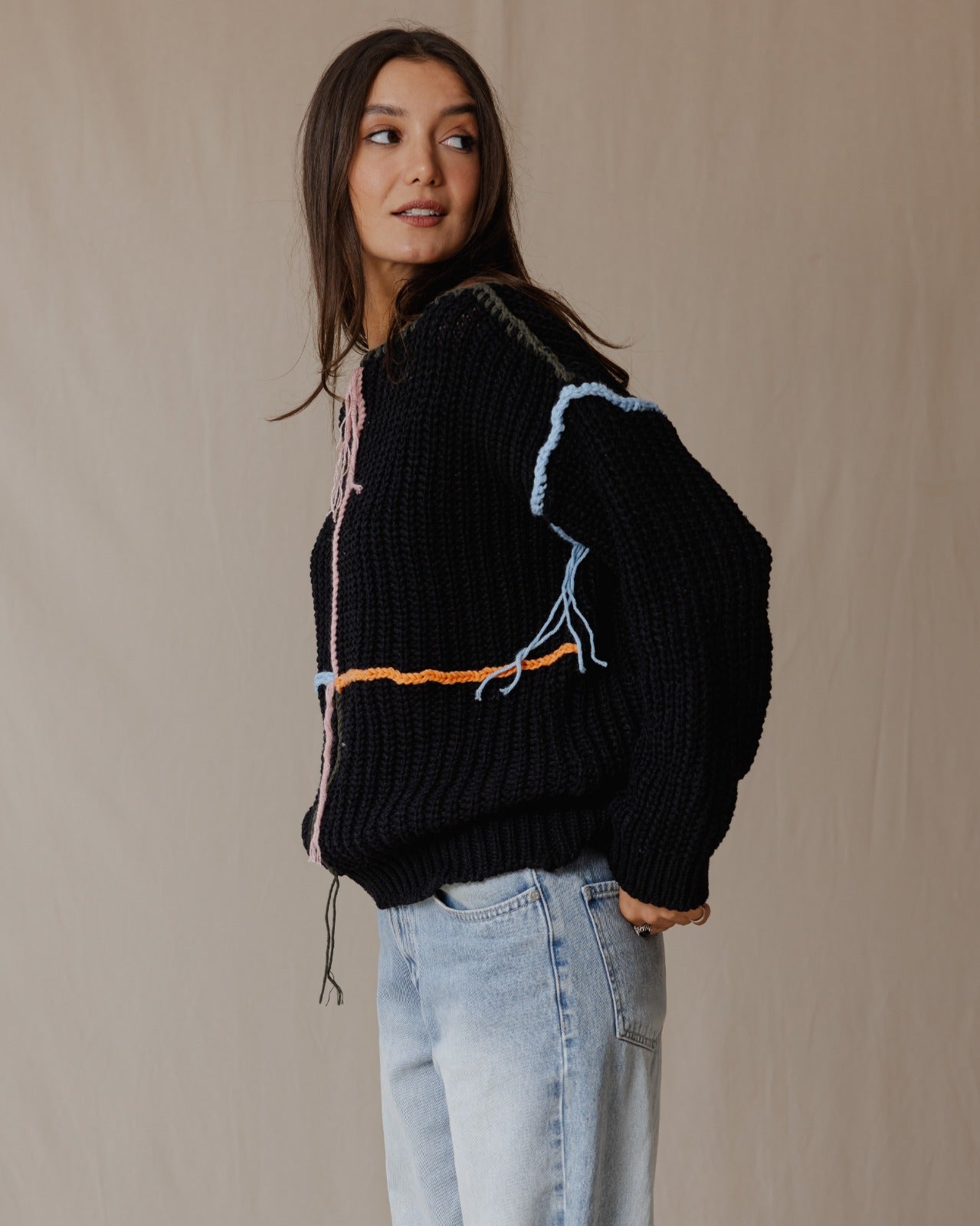 Maglione sciolto fatto a mano nero