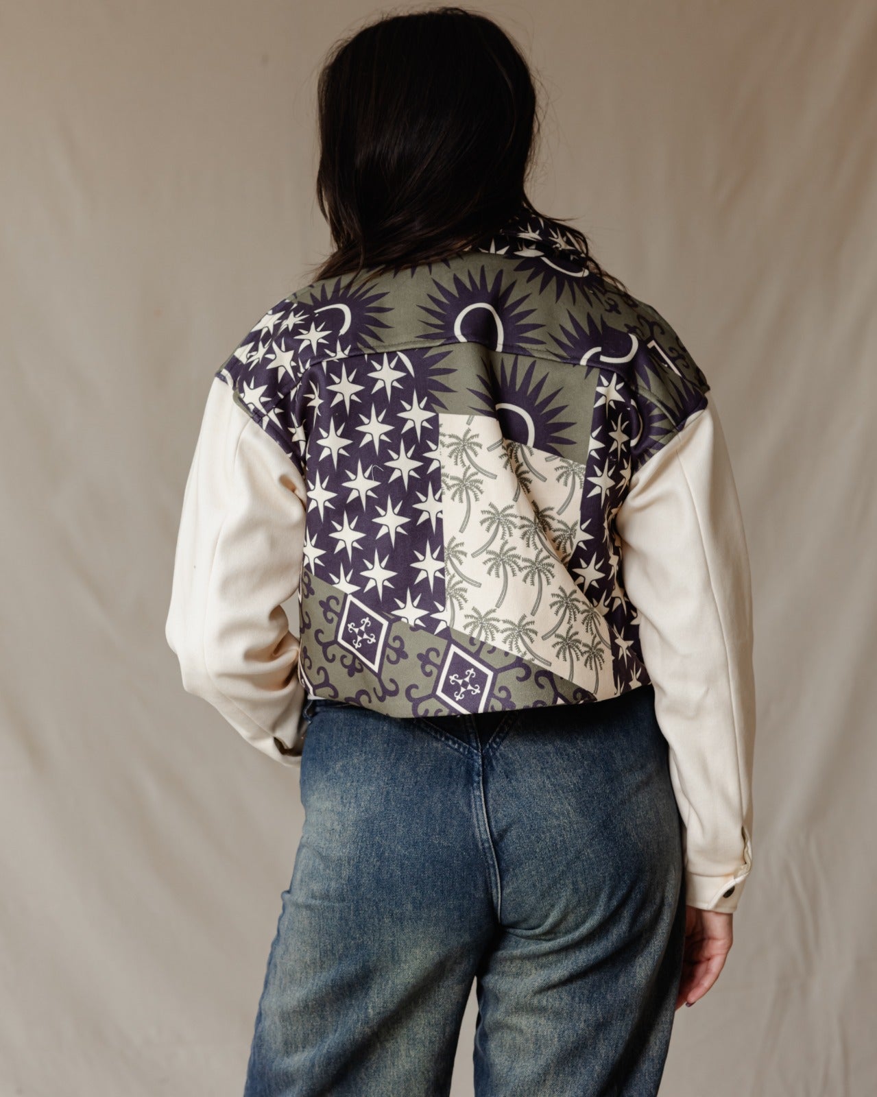 Veste courte à imprimé éclectique beige