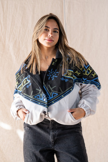 La chaqueta bomber atemporal de color blanco roto
