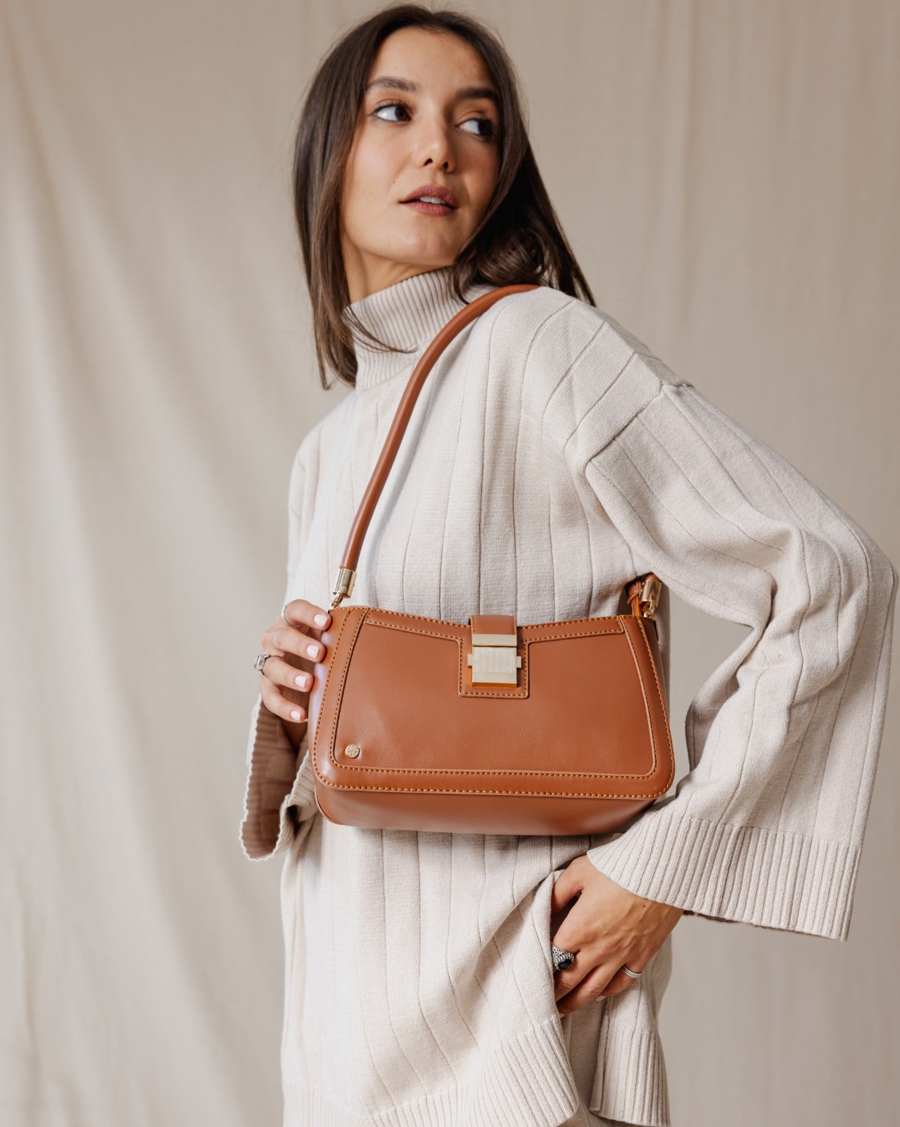 Bolso de hombro Luna en color habano