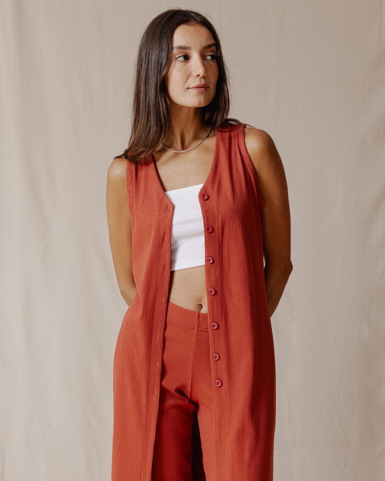 Conjunto sin mangas abotonado ladrillo