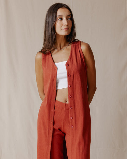 Conjunto sin mangas abotonado ladrillo