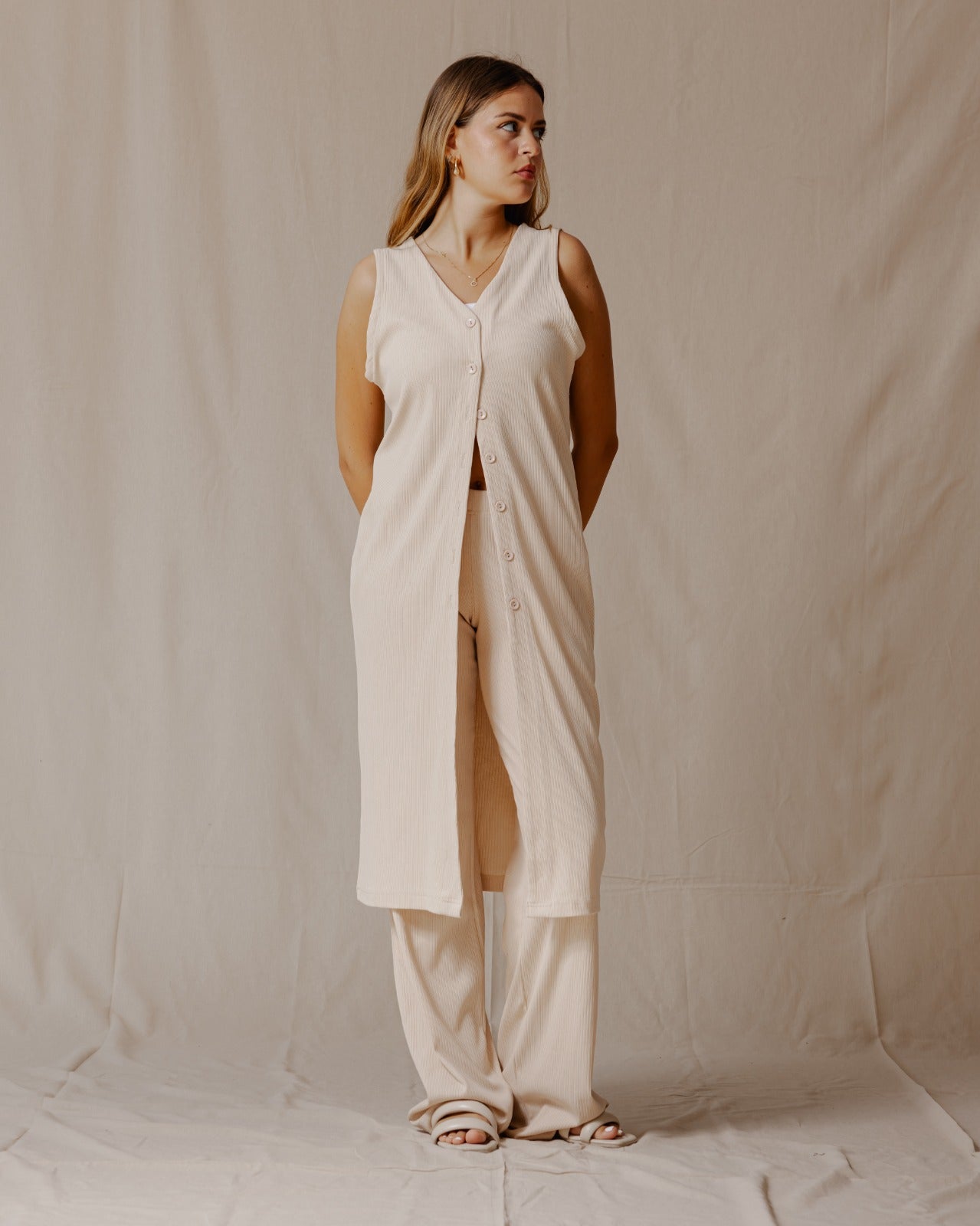 Conjunto sin mangas con botones Beige