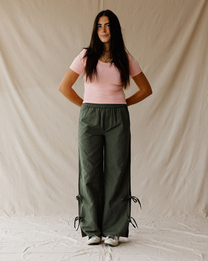 Olivgrüne Leinenhose mit seitlicher Schnürung