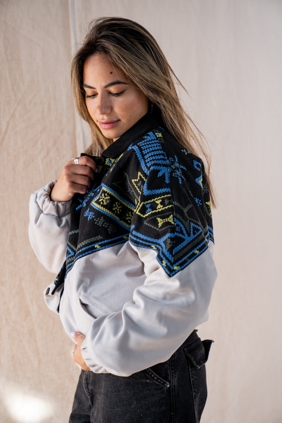 La chaqueta bomber atemporal de color blanco roto