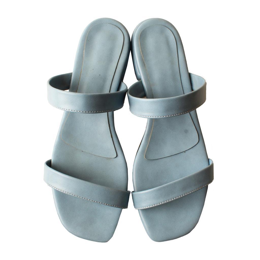 Sandalias minimalistas de dos tiras en azul bebé