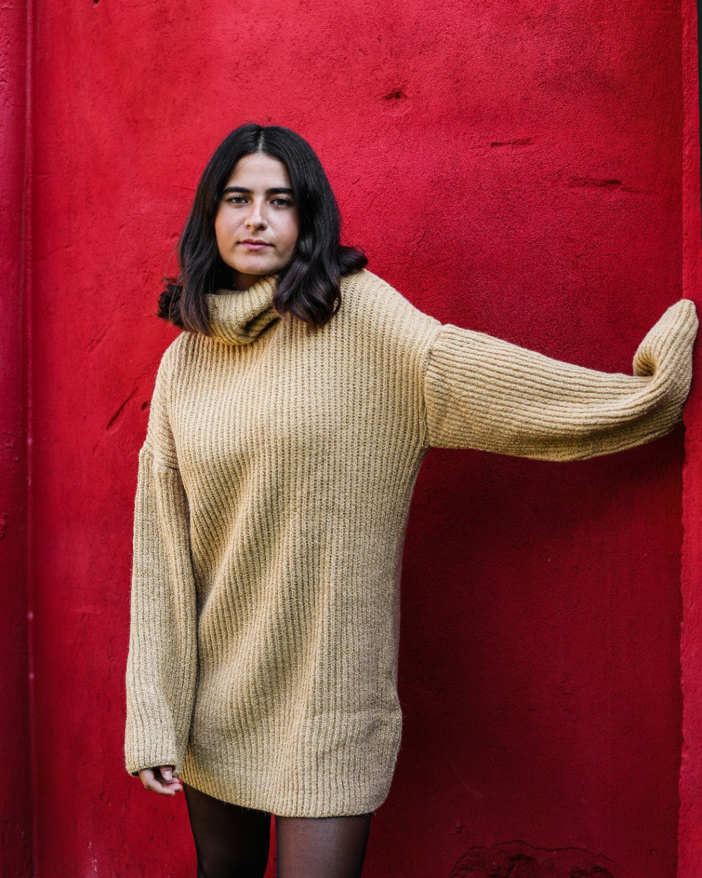 Jersey extragrande de cuello alto en color beige