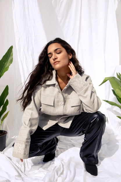 Chaqueta de lana bordada color blanco roto