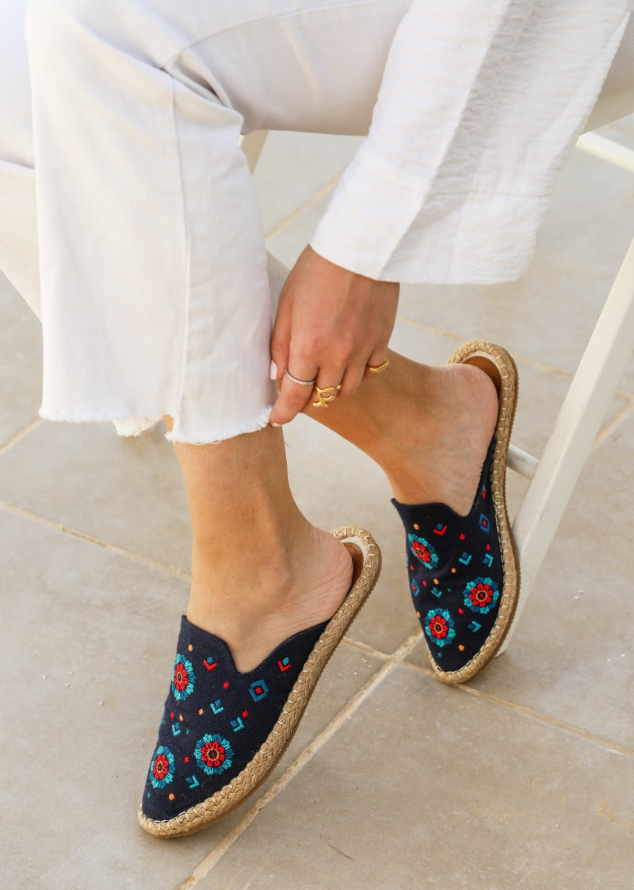 Mules florales azul marino
