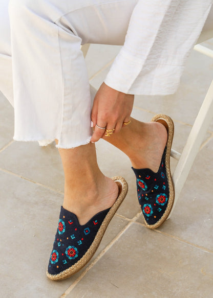 Mules florales azul marino