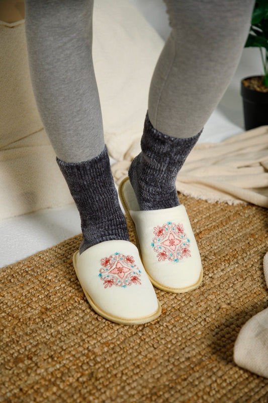 Pantuflas majestuosas de color blanco roto