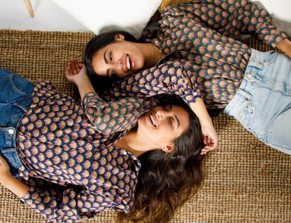 Camisa azul marino con botones y estampado de flor de loto
