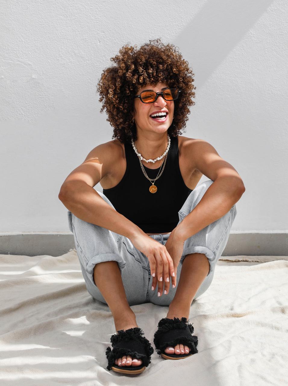 Sandalias negras con flecos cruzados