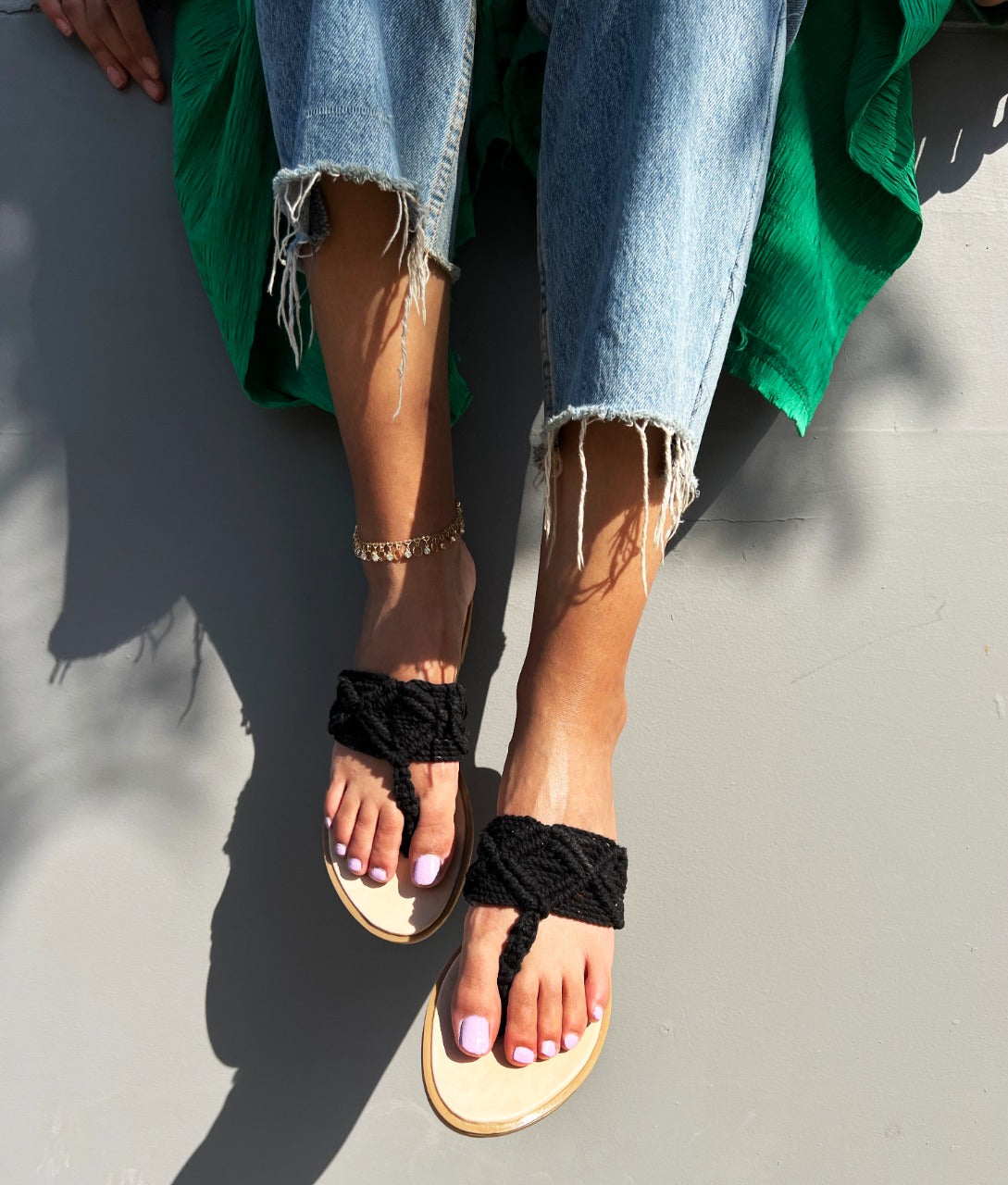 Sandalias negras con punta de macramé