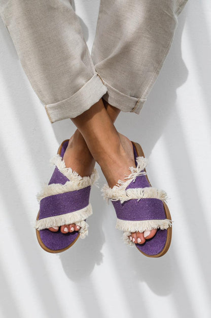 Sandalias con flecos cruzados en morado